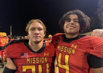 Brock deFries (left) and Jeron Jones each returned interceptions for touchdowns in Mission Viejo's win.