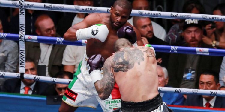 Floyd Mayweather Jr. and John Gotti III in action during their exhibition match, at the Arena CDMX, in Mexico City, Mexico, August 24, 2024. REUTERS/Henry Romero