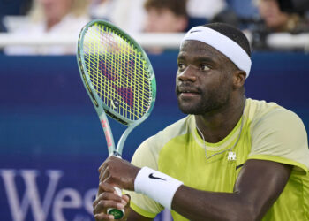 CINCINNATI, OH - AUGUST 19:  Frances Tiafoe of the USA hits a backhand against Jannik Sinner of Italy during the championship round of the Cincinnati Open at the Lindner Family Tennis Center on August 19, 2024 in Mason, OH. (Photo by Shelley Lipton/Icon Sportswire via Getty Images)