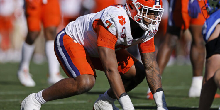 JACKSONVILLE, FL - DECEMBER 29: Clemson Tigers defensive end Justin Mascoll (7) lines up on defense during the TaxSlayer Gator Bowl against the Kentucky Wildcats on December 29, 2023 at EverBank Stadium in Jacksonville, Florida. (Photo by Joe Robbins/Icon Sportswire via Getty Images)