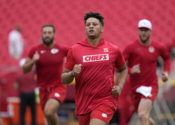 Kansas City Chiefs quarterback Patrick Mahomes warmed up before Thursday night's game but did not play. (AP Photo/Ed Zurga)