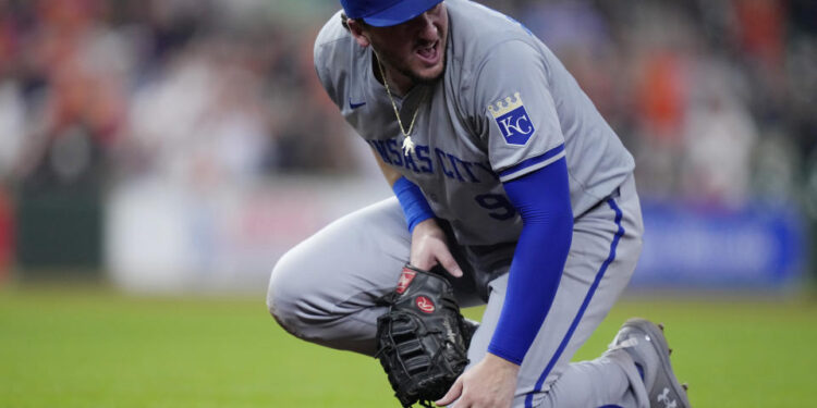 Kansas City Royals first baseman Vinnie Pasquantino reacts after injuring his right hand on a play during the eighth inning of a baseball game against the Houston Astros, Thursday, Aug. 29, 2024, in Houston. (AP Photo/Kevin M. Cox)