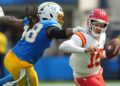 Patrick Mahomes escapes Bud Dupree