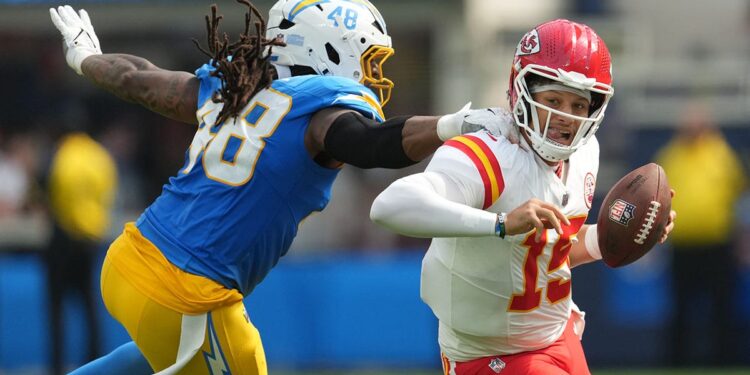 Patrick Mahomes escapes Bud Dupree