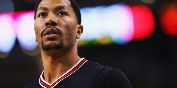 BOSTON, MA - JANUARY 22:  Derrick Rose #1 of the Chicago Bulls looks on during the second quarter against the Boston Celtics at TD Garden on January 22, 2016 in Boston, Massachusetts. NOTE TO USER: User expressly acknowledges and agrees that, by downloading and/or using this photograph, user is consenting to the terms and conditions of the Getty Images License Agreement.  (Photo by Maddie Meyer/Getty Images)