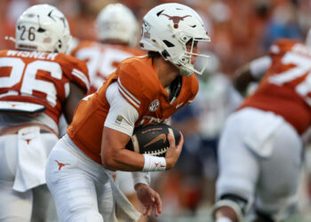 AUSTIN, TX - SEPTEMBER 14: Texas Longhorns quarterback Arch Manning (16) runs the ball for a touchdown during the first half of the game against the UTSA Roadrunners on September 14, 2024, at Darrell K Royal - Texas Memorial Stadium in Austin, TX. (Photo by Adam Davis/Icon Sportswire via Getty Images)