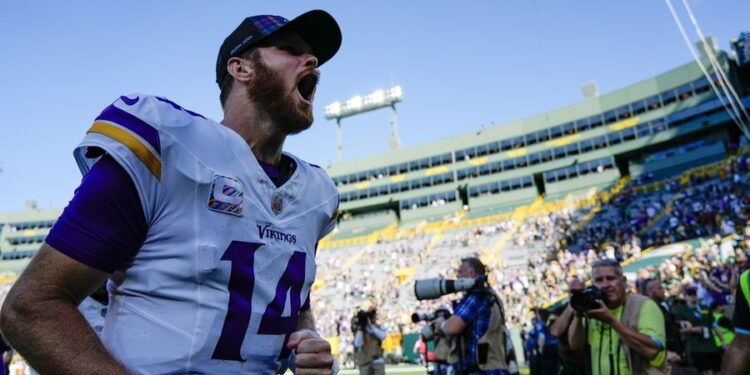 NFL: Minnesota Vikings at Green Bay Packers