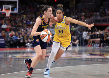 INDIANAPOLIS, INDIANA - MAY 28: Caitlin Clark #22 of the Indiana Fever drives to the basket against Kia Nurse #10 of the Los Angeles Sparks at Gainbridge Fieldhouse on May 28, 2024 in Indianapolis, Indiana. (Photo by Justin Casterline/Getty Images)