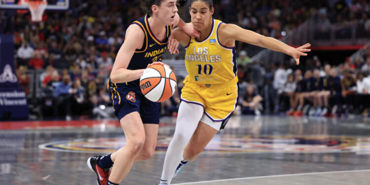 INDIANAPOLIS, INDIANA - MAY 28: Caitlin Clark #22 of the Indiana Fever drives to the basket against Kia Nurse #10 of the Los Angeles Sparks at Gainbridge Fieldhouse on May 28, 2024 in Indianapolis, Indiana. (Photo by Justin Casterline/Getty Images)