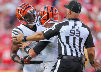 KANSAS CITY, MISSOURI - SEPTEMBER 15: Joe Burrow #9 of the Cincinnati Bengals holds back JaMarr Chase #1 of the Cincinnati Bengals from arguing in the fourth quarter with Trent McDuffie #22 of the Kansas City Chiefs at GEHA Field at Arrowhead Stadium on September 15, 2024 in Kansas City, Missouri. (Photo by David Eulitt/Getty Images)