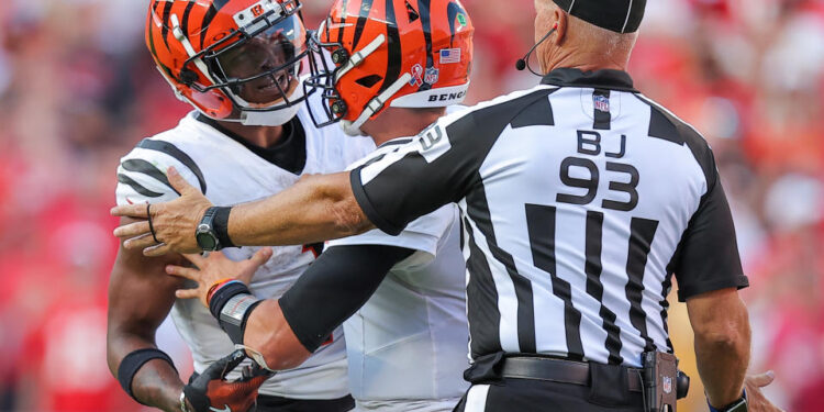 KANSAS CITY, MISSOURI - SEPTEMBER 15: Joe Burrow #9 of the Cincinnati Bengals holds back JaMarr Chase #1 of the Cincinnati Bengals from arguing in the fourth quarter with Trent McDuffie #22 of the Kansas City Chiefs at GEHA Field at Arrowhead Stadium on September 15, 2024 in Kansas City, Missouri. (Photo by David Eulitt/Getty Images)