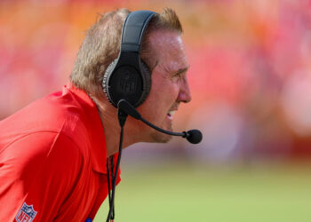 Chiefs defensive coordinator Steve Spagnuolo called for a timeout and it was granted. (Photo by David Eulitt/Getty Images)