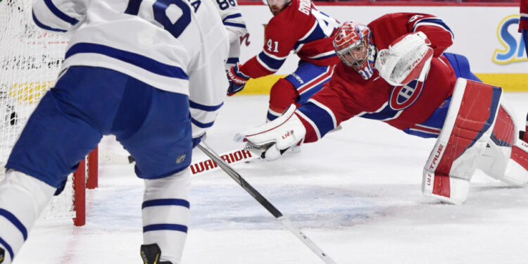 Carey Price makes a diving save in the first round of the 2021 Stanley Cup playoffs. <p>© Eric Bolte-USA TODAY Sports</p>