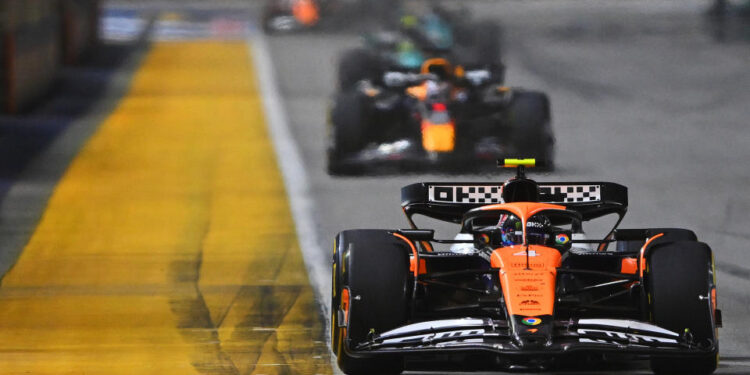 SINGAPORE, SINGAPORE - SEPTEMBER 22: Lando Norris of Great Britain driving the (4) McLaren MCL38 Mercedes leads Max Verstappen of the Netherlands driving the (1) Oracle Red Bull Racing RB20 on track during the F1 Grand Prix of Singapore at Marina Bay Street Circuit on September 22, 2024 in Singapore, Singapore. (Photo by Rudy Carezzevoli/Getty Images)