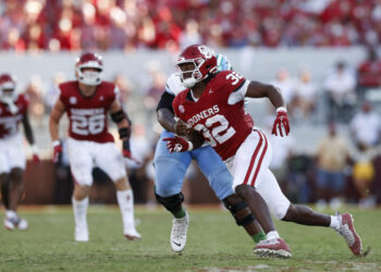 NORMAN, OKLAHOMA - SEPTEMBER 14: R Mason Thomas #32 of the Oklahoma Sooners runs around the edge during the first half against the Tulane Green Wave at Gaylord Family Oklahoma Memorial Stadium on September 14, 2024 in Norman, Oklahoma. (Photo by Aaron M. Sprecher/Getty Images)