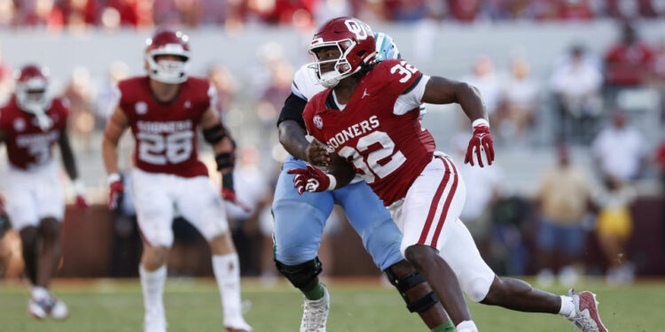 NORMAN, OKLAHOMA - SEPTEMBER 14: R Mason Thomas #32 of the Oklahoma Sooners runs around the edge during the first half against the Tulane Green Wave at Gaylord Family Oklahoma Memorial Stadium on September 14, 2024 in Norman, Oklahoma. (Photo by Aaron M. Sprecher/Getty Images)