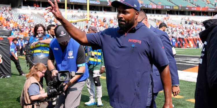 Jerod Mayo waves to the crowd