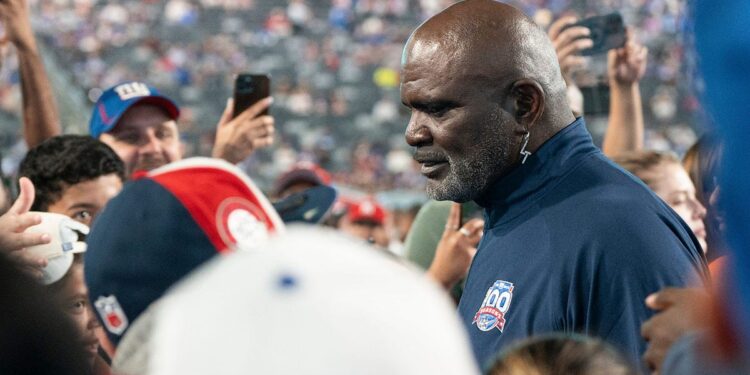 Lawrence Taylor speaks to fans