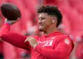 Patrick Mahomes warms up