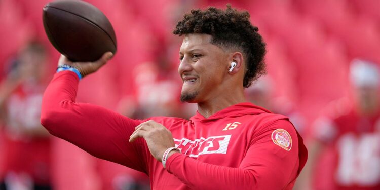 Patrick Mahomes warms up