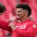 Patrick Mahomes warms up