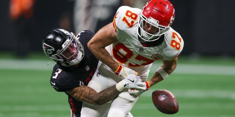 Travis Kelce drops a pass