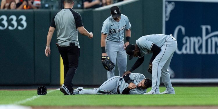 White Sox players collide