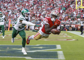 SANTA CLARA, CALIFORNIA - SEPTEMBER 09: Wide receiver Brandon Aiyuk #11 of the San Francisco 49ers drops a catch in the end zone against cornerback Michael Carter II #30 of the New York Jets during the second quarter at Levi's Stadium on September 09, 2024 in Santa Clara, California. (Photo by Lachlan Cunningham/Getty Images)