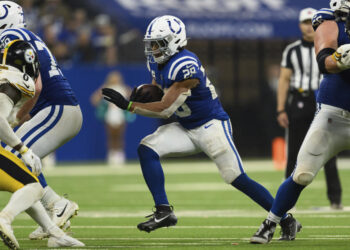 Indianapolis Colts running back Jonathan Taylor (28) runs up the middle during an NFL football game against the Pittsburgh Steelers, Sunday, Sept. 29, 2024, in Indianapolis. The Colts defeated the Steelers 27-24. (AP Photo/Zach Bolinger)