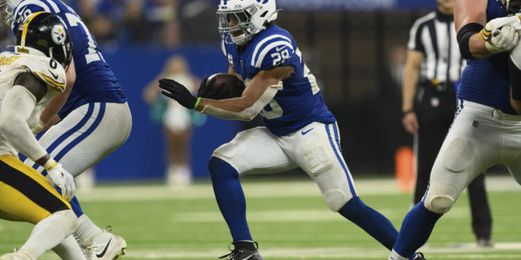 Indianapolis Colts running back Jonathan Taylor (28) runs up the middle during an NFL football game against the Pittsburgh Steelers, Sunday, Sept. 29, 2024, in Indianapolis. The Colts defeated the Steelers 27-24. (AP Photo/Zach Bolinger)