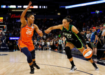 MINNEAPOLIS, MINNESOTA - OCTOBER 01: Napheesa Collier #24 of the Minnesota Lynx drives to the basket against Alyssa Thomas #25 of the Connecticut Sun in the first quarter of Game Two of the Semi-Finals during the WNBA Playoffs at Target Center on October 01, 2024 in Minneapolis, Minnesota. NOTE TO USER: User expressly acknowledges and agrees that, by downloading and or using this photograph, User is consenting to the terms and conditions of the Getty Images License Agreement. (Photo by David Berding/Getty Images)