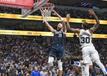 Dallas Mavericks' guard Klay Thompson (31) goes for a layup as he is guarded by San Antonio Spurs' forward Julian Champagnie (30) during the second half of an NBA basketball game, Thursday, Oct. 24, 2024, in Dallas, Texas. (AP Photo/Albert Pena)