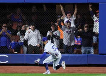 NEW YORK, NEW YORK - OCTOBER 18: The New York Mets cheer as Mookie Betts #50 of the Los Angeles Dodgers attempts to corral the ball hit by Jesse Winker #3 during the eighth inning in game five of the National League Championship Series at Citi Field on Friday, Oct. 18, 2024 in New York. (Robert Gauthier / Los Angeles Times)