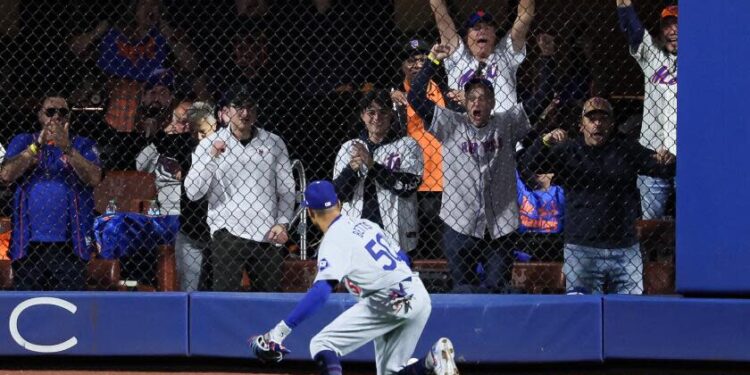 NEW YORK, NEW YORK - OCTOBER 18: The New York Mets cheer as Mookie Betts #50 of the Los Angeles Dodgers attempts to corral the ball hit by Jesse Winker #3 during the eighth inning in game five of the National League Championship Series at Citi Field on Friday, Oct. 18, 2024 in New York. (Robert Gauthier / Los Angeles Times)