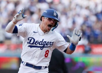 Kiké Hernández celebrates after hitting a solo home run in the Dodgers' 2-0 win over the San Diego Padres.