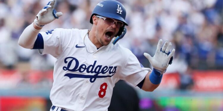 Kiké Hernández celebrates after hitting a solo home run in the Dodgers' 2-0 win over the San Diego Padres.