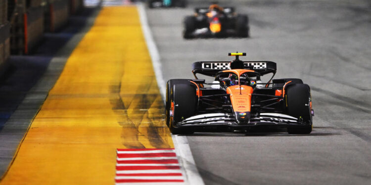 SINGAPORE, SINGAPORE - SEPTEMBER 22: Lando Norris of Great Britain driving the (4) McLaren MCL38 Mercedes leads Max Verstappen of the Netherlands driving the (1) Oracle Red Bull Racing RB20 on track during the F1 Grand Prix of Singapore at Marina Bay Street Circuit on September 22, 2024 in Singapore, Singapore. (Photo by Rudy Carezzevoli/Getty Images)