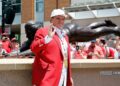 Pete Rose waves to fans