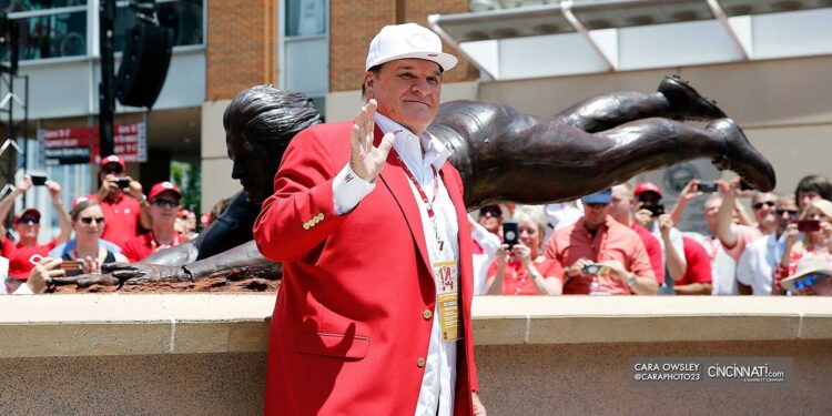 Pete Rose waves to fans