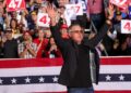 Brett Favre salutes crowd at Trump rally in Wisconsin