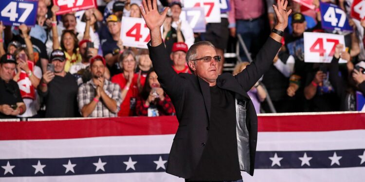 Brett Favre salutes crowd at Trump rally in Wisconsin