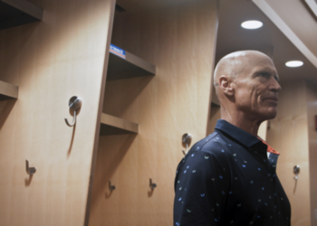 Mark Messier remembers his playing days. (Courtesy Prime Video)