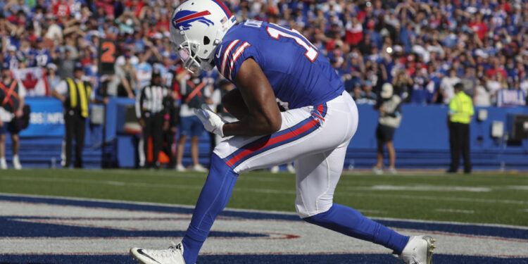 Buffalo Bills wide receiver Amari Cooper (18)