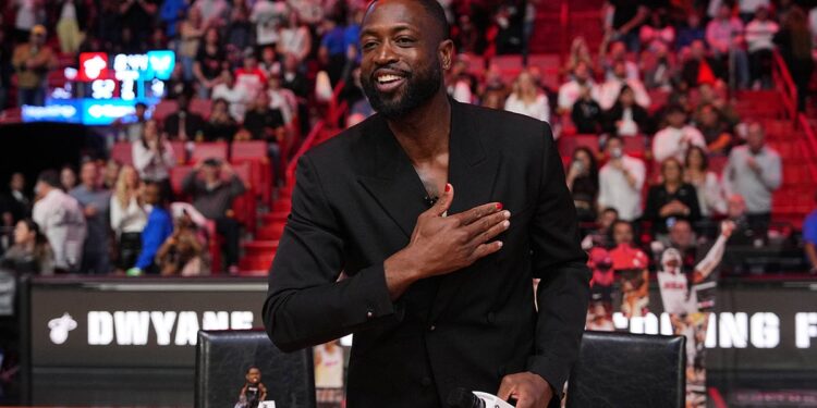 Dwyane Wade salutes crowd