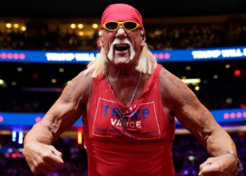 Hulk Hogan flexes