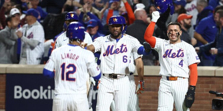 New York Mets shortstop Francisco Lindor celebrates with teammates