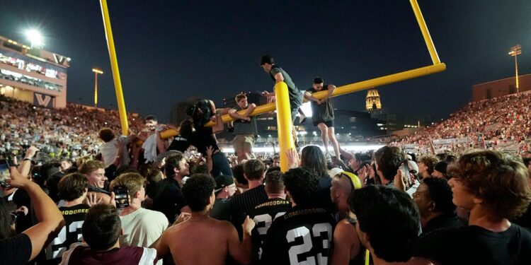 Vanderbilt knocks down a field goal post