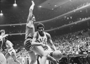 Bulls' forward Bob Love, seen here in a game against the KC-Omaha Kings, died on Monday. He was 81.