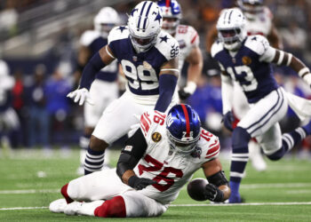 ARLINGTON, TEXAS - NOVEMBER 28: Jon Runyan #76 of the New York Giants attempts to recover a fumble during an NFL football game against the Dallas Cowboys at AT&T Stadium on November 28, 2024 in Arlington, Texas. (Photo by Kevin Sabitus/Getty Images)