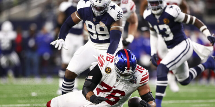 ARLINGTON, TEXAS - NOVEMBER 28: Jon Runyan #76 of the New York Giants attempts to recover a fumble during an NFL football game against the Dallas Cowboys at AT&T Stadium on November 28, 2024 in Arlington, Texas. (Photo by Kevin Sabitus/Getty Images)